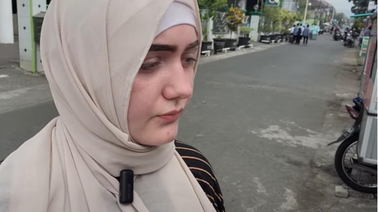 Bule Cantik Amerika Mualaf Ini Bengong Diajak Suami Jajan Martabak Telur Seharga Rp2 Ribu di Pinggir Jalan