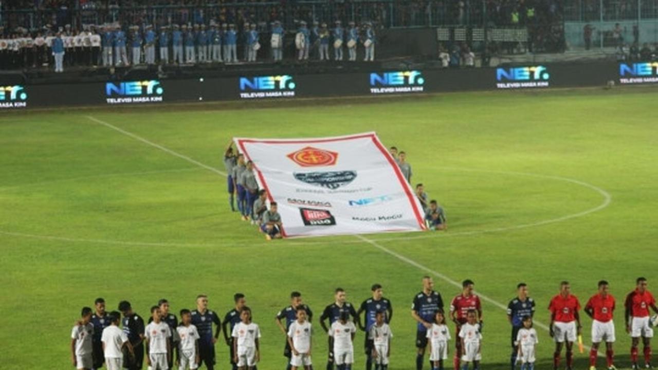 Aksi Jokowi saat membuka Piala Sudirman dengan kick off