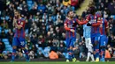 Pemain Crystal Palace Cenk Tosun (kiri) merayakan dengan rekan satu timnya setelah mencetak gol ke gawang Manchester City pada pertandingan Liga Inggris di Etihad Stadium, Manchester, Inggris, Sabtu (18/1/2020). Laga berakhir 2-2. (AP Photo/Rui Vieira)