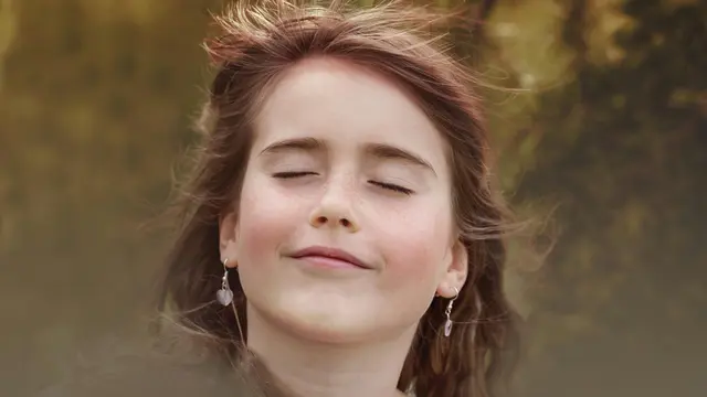 Pilihan anting menjuntai yang cocok untuk wajah bulat