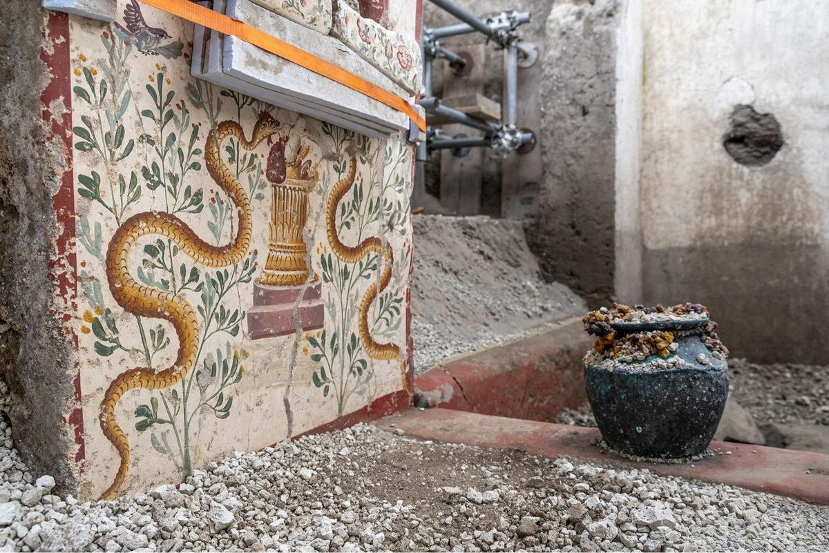 Penampakan Mural Mitologis Ditemukan di Reruntuhan Kota Kuno Pompeii