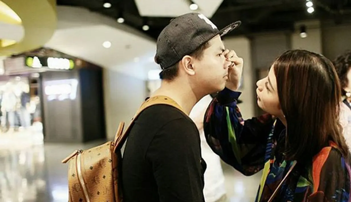 Seperti di foto ini, mereka berpakaian kasual  dan terlihat sedang menikmati waktu berdua. Chelsea terlihat sedang melihat bagian hidung sang suami saat itu, namun tak terlihat di mana Natusha. (Instagram/glennalinskie)