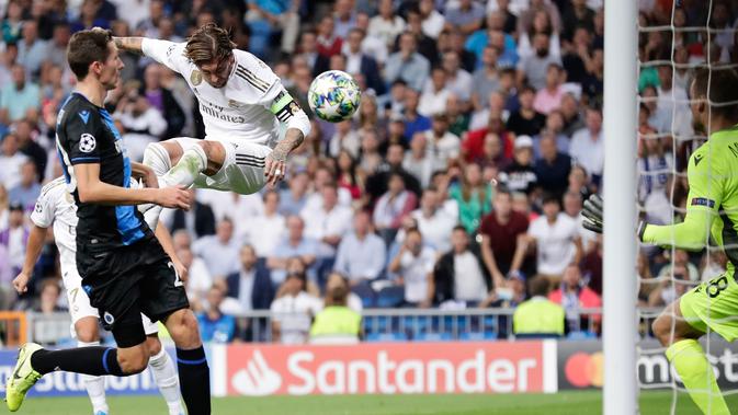 Pemain Real Madrid Sergio Ramos mencetak gol ke gawang Club Brugge pada laga Liga Champions di Stadion Santiago Bernabeu, Madrid, Spanyol, Selasa (1/10/2019). Pertandingan berakhir 2-2. (AP Photo/Manu Fernandez)