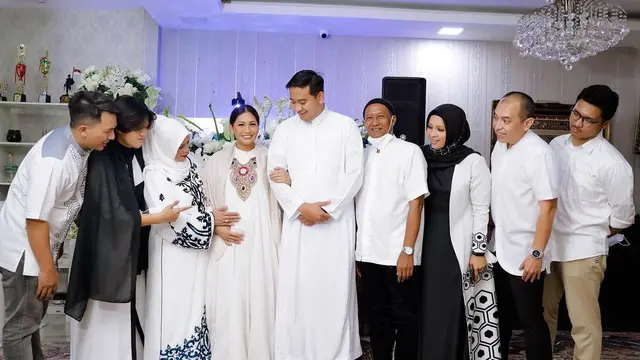 6 Potret Tasyakuran Empat Bulan Kehamilan Tata Janeeta, Tampil Serasi Bareng Suami