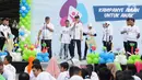 Ketua KPU  Arief Budiman bersama anak-anak dan remaja memberi sambutan pada cara Deklarasi Pemilu Ramah Anak di Gedung Bawaslu, Jakarta, Minggu (17/3). Deklarasi diikuti KPAI, KPU, Bawaslu dan Kementerian PPA. (Liputan6.com/Herman Zakharia)