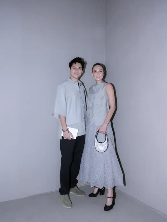 Luna Maya tampil berpasangan dengan sang kekasih Maxime Bouttier. Keduanya tampil serasi dengan warna abu-abu, Luna cantik dibalut dress panjang tanpa lengan, sedangkan Maxime tampil dengan kemeja dan padu padan celana panjang hitam. [Foto: Document/FIMELA]