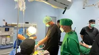 Wali Kota Tarakan, Khairul meninjau pelaksanaan operasi bibir sumbing yang dilaksanakan di Rumah Sakit Umum Carsa Tarakan pada Selasa (8/11)/Instagram @humas_tarakan.