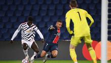 Axel Tuanzebe tampak mengadang Kylian Mpabbe. Berkat aksinya, Manchester United menang dengan skor 2-1 atas PSG di Liga Champions 2020/2021, Rabu (21/10/2020) dini hari WIB. (FRANCK FIFE / AFP)