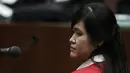 Jessica Kumala Wongso, tersangka pembunuhan Wayan Mirna Salihin, mendengarkan jawaban Jaksa Penuntut Umum (JPU) dalam sidang lanjutan di PN Jakarta Pusat, Selasa (21/6). Sidang tersebut dipimpin Ketua Majelis Hakim Kisyoro. (Liputan6.com/Faizal Fanani)