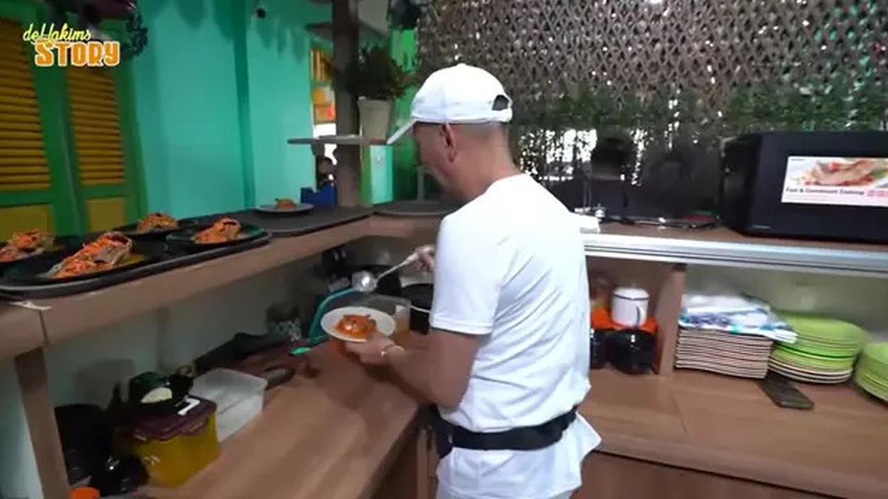 Intip Interior Warung Makan Ayah Ayu Ting Ting, Kental Nuansa Betawi