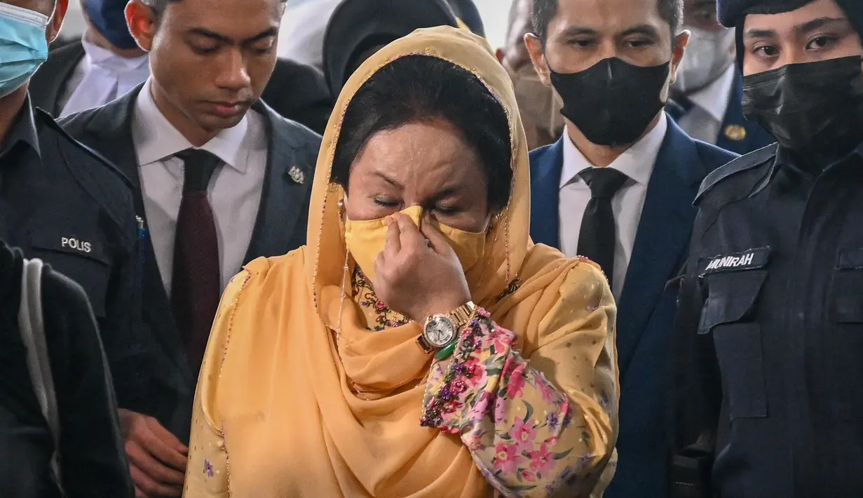 Rosmah Mansor (tengah), istri mantan perdana menteri Najib Razak yang dipenjara, tiba untuk mendengarkan vonis dalam sidang korupsinya di pengadilan tinggi di Kuala Lumpur, Kamis (1/9/2022). Dalam upaya menit terakhir untuk menunda putusan, Rosmah mengajukan permohonan di pengadilan untuk menolak hakim yang mengawasi persidangannya. (Mohd RASFAN / AFP)