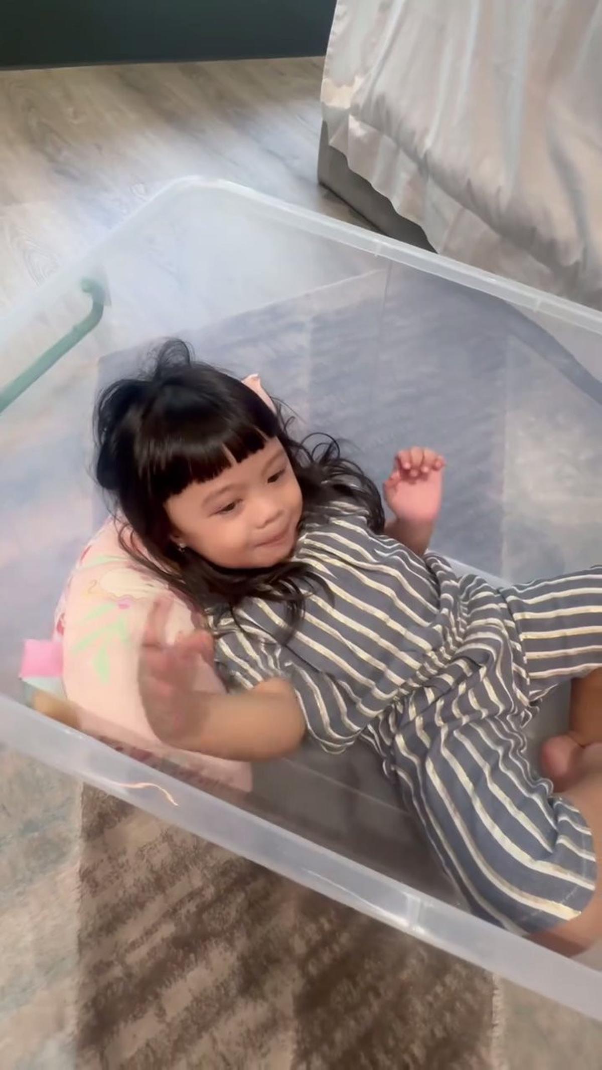 Kelakuan Random Ameena Anak Aurel Hermansyah dan Atta Halilintar, Tidur di Box Kontainer