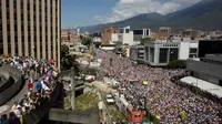 Puluhan ribu demonstran antipemerintah menuntut pengunduran diri Presiden Venezuela Nicolas Maduro di Caracas, Venezuela, Sabtu (2/2). Krisis kekuasaan internal di Venezuela tengah mencapai titik terpanasnya. (AP Photo/Juan Carlos Hernandez)