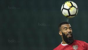 Striker Bali United, Sylvano Comvalius, melakukan pemanasan sebelum melawan Bhayangkara FC pada laga Liga 1 Indonesia di Stadion Patriot, Bekasi, Jumat (29/9/2017). Bhayangkara menang 3-2 atas Bali. (Bola.com/Vitalis Yogi Trisna)