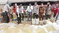 Pemusnahan ribuan liter minuman beralkohol jenis Cap Tikus pada Rabu (30/6/2021), di halaman Mapolres Minahasa Selatan.