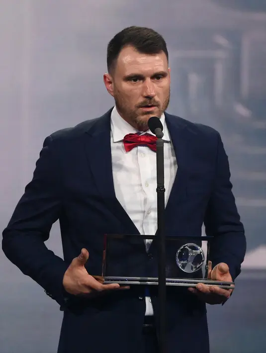 Pemain Polandia Warta Poznan Marcin Oleksy menyampaikan pidato setelah menerima penghargaan gol terbaik Puskas Award pada acara The Best FIFA Football Award 2022 di Paris, Prancis, 27 Februari 2023. Kesuksesan Marcin Oleksy menjadi momen bersejarah karena dia menjadi pemain sepak bola disabilitas pertama yang meraih Puskas Award. (FRANCK FIFE/AFP)