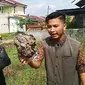 Youtuber Palembang Edo Putra dan rekannya saat merekam aktivitas mengumpulkan sampah (Dok. Youtube Edo Putra Official / Nefri Inge)