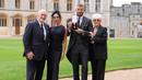 Mantan pesepak bola, David Beckham (tengah kanan) bersama istri dan kedua orang tuanya berfoto bersama dengan medali setelah upacara penganugerahan gelar Ksatria oleh Raja Inggris, Charles III di Kastil Windsor, Berkshire, Inggris, Selasa (04/11/2025) waktu setempat. (AP Photo/Pool/Andrew Matthews)