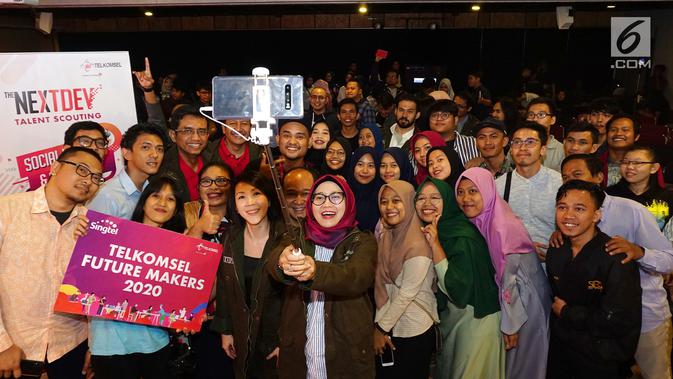 Jajaran Direksi Telkomsel dan peserta The NextDev Talent Scouting Telkomsel 2019 berswafoto di Medan, Kamis, (8/8/2019). Sebanyak 270 social impact startup terbaik se-Indonesia akan mempresentasikan ide brilian mereka dalam Local Stage Pitch di 9 kota. (/HO/Ady)