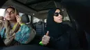 Dua siswa saat mengikuti kursus mengemudi untuk pertama kali di kampus Effat University, di Jeddah, Arab Saudi, (6/3). Raja Salman mengumumkan bahwa wanita diizinkan mengemudi pada 2018. (AP Photo/Amr Nabil)