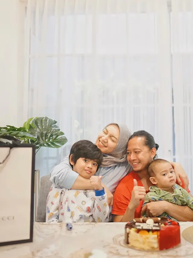 Seru Liburan Bareng, Ini 7 Potret Melody Prima Bersama Suami dan Buah Hati