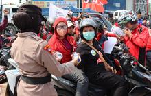 Aksi Simpatik Polwan Beri Air dan Roti ke Buruh di Perayaan May Day
