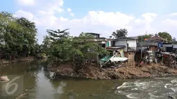 Pemukiman yang akan dilakukan penertiban oleh Pemprov DKI Jakarta di pemukiman Kampung Pulo, Jakarta (23/7). Pemprov menyiapkan rusun Jatinegara barat sebagai relokasi tetapi warga menolak karena masih menuntut ganti rugi. (Liputan6.com/Faizal Fanani)