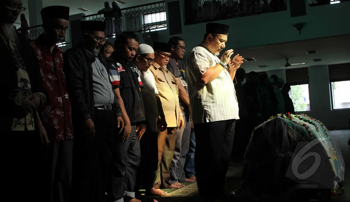 Ratusan orang memenuhi Masjid Baiturrahman untuk mensalatkan Pepeng , Depok, Jawa Barat, Rabu (6/5/2015). Rencananya Pepeng akan dimakamkan di TPU Jelupang, BSD, Serpong. (Liputan6.com/Helmi Afandi)