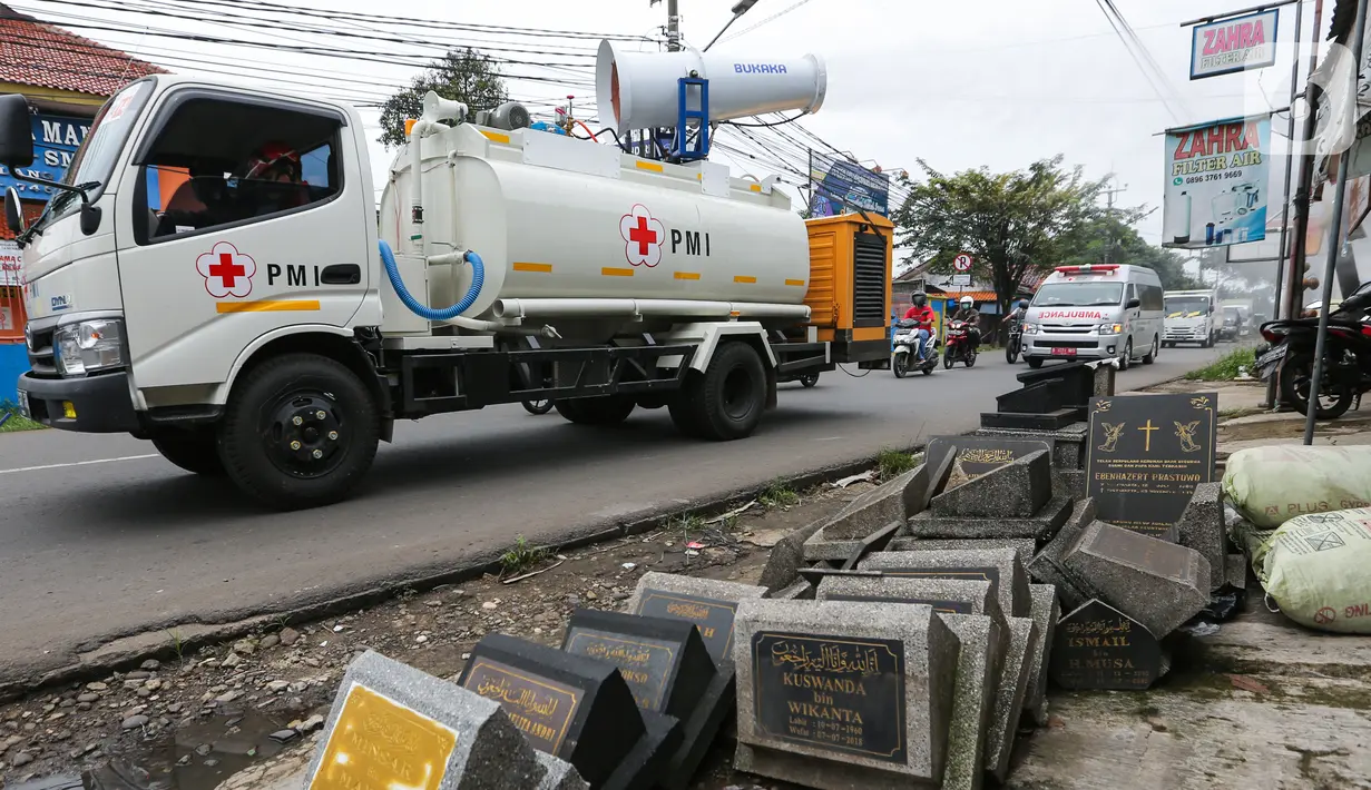 Sebuah mobil gunner spraying menyemprotkan cairan disinfektan di kawasan Pamulang, Tangerang Selatan, Sabtu (2/5/2020). Penyemprotan oleh petugas gabungan dari PMI, TNI, dan Polri ini untuk mencegah penyebaran COVID-19. (Liputan6.com/Fery Pradolo)