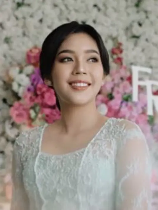 Fay Nabila tampil dengan kebaya bernuansa hijau mint. Begitu juga keluarga besar yang hadir. Ia juga tampak menawan dengan makeup flawless dan rambut disanggul. Raut wajahnya tampak begitu bahagia. (Liputan6.com/IG/@faynabilalxndr)