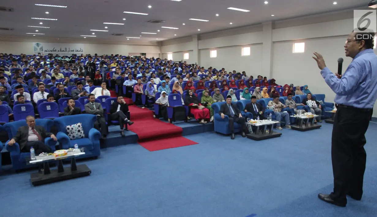 Tokoh Nasional, Rizal Ramli saat memberikan kuliah umum di Universitas UNIDA Gontor di Ponorogo, Jawa Timur, Minggu (15/10). Dalam ceramahnya di hadapan generasi muda menekankan pentingnya menjaga kemandirian dan harga diri bangsa. (Liputan6.com/Pool/Sin)