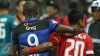 Gelandang Madura United, Greg Nwokolo bersama penyerang Persija Bambang Pamungkas usai melakoni laga lanjutan Liga 1 di Stadion Patriot Candrabhaga, Bekasi, Kamis (4/5). Persija kalah 0-1 dari Madura United. (Liputan6.com/Helmi Fithriansyah)