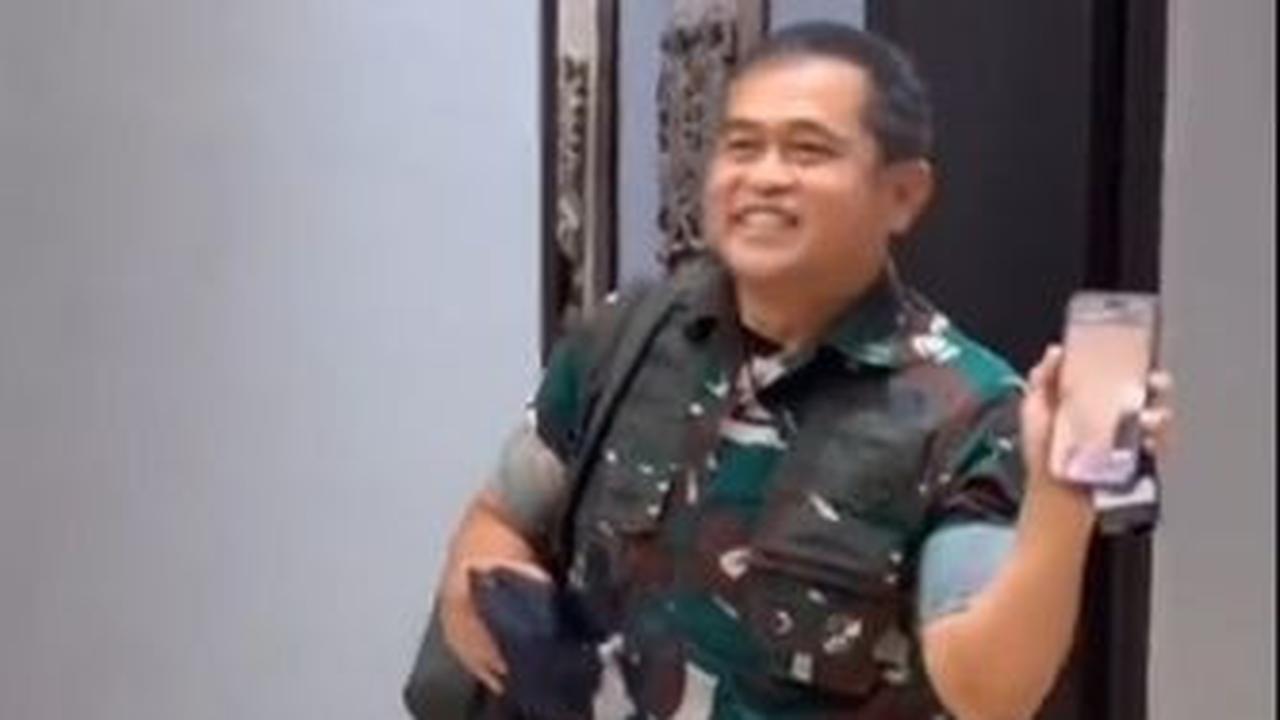 Tersenyum sumringah, jenderal bintang empat itu asyik berjoget saat mendengar lagu berjudul Cikini Gondangdia.<br>