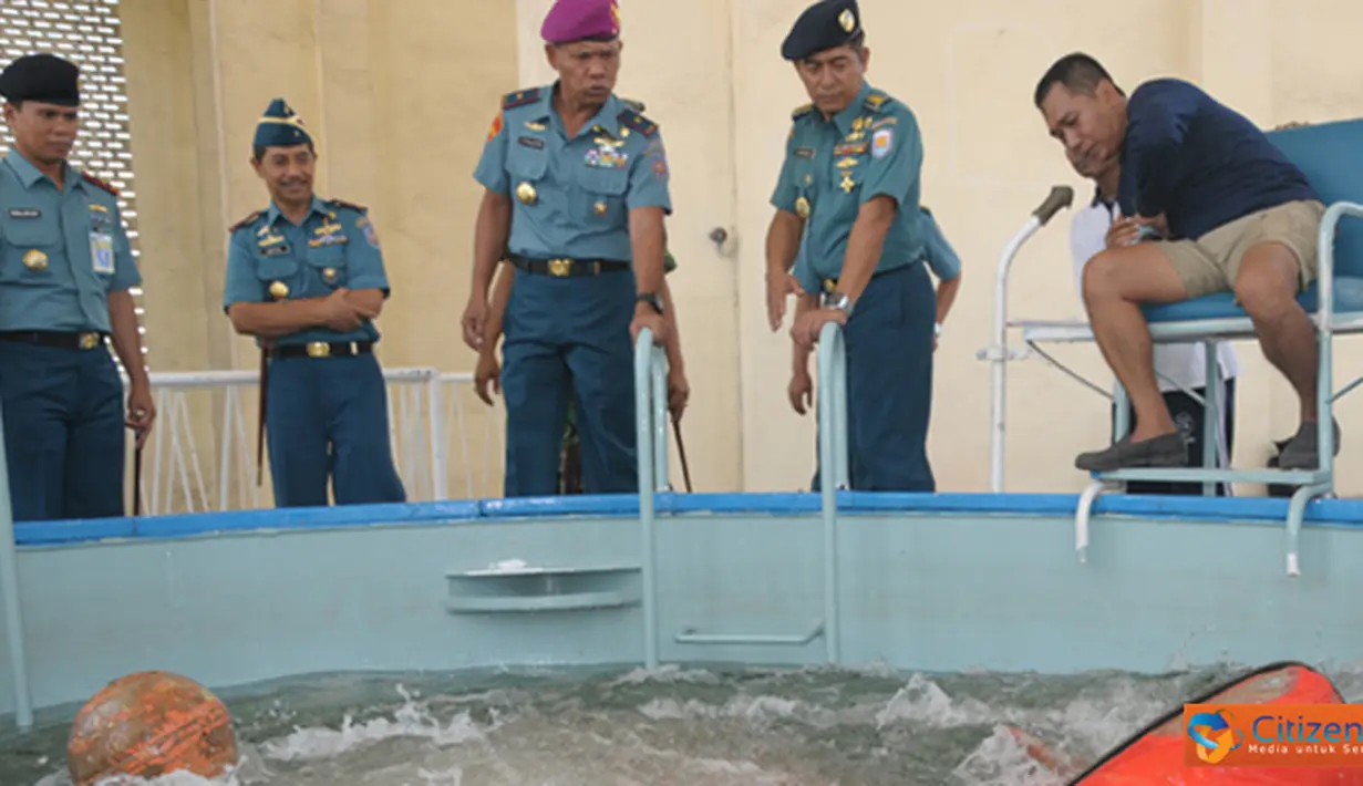 Citizen6, Surabaya: Wadankobangdikal Brigjen TNI (Mar) Sturman Panjaitan meninjau Lattek evakuasi Free Escape siswa Pendidikan Calon Awak Kapal Selam (Dikcawakkasel) angkatan ke-47 Sekolah Kapal Selam (Sekasel),  Jumat, (9/11/2012).(Pengirim: Penkobangdik