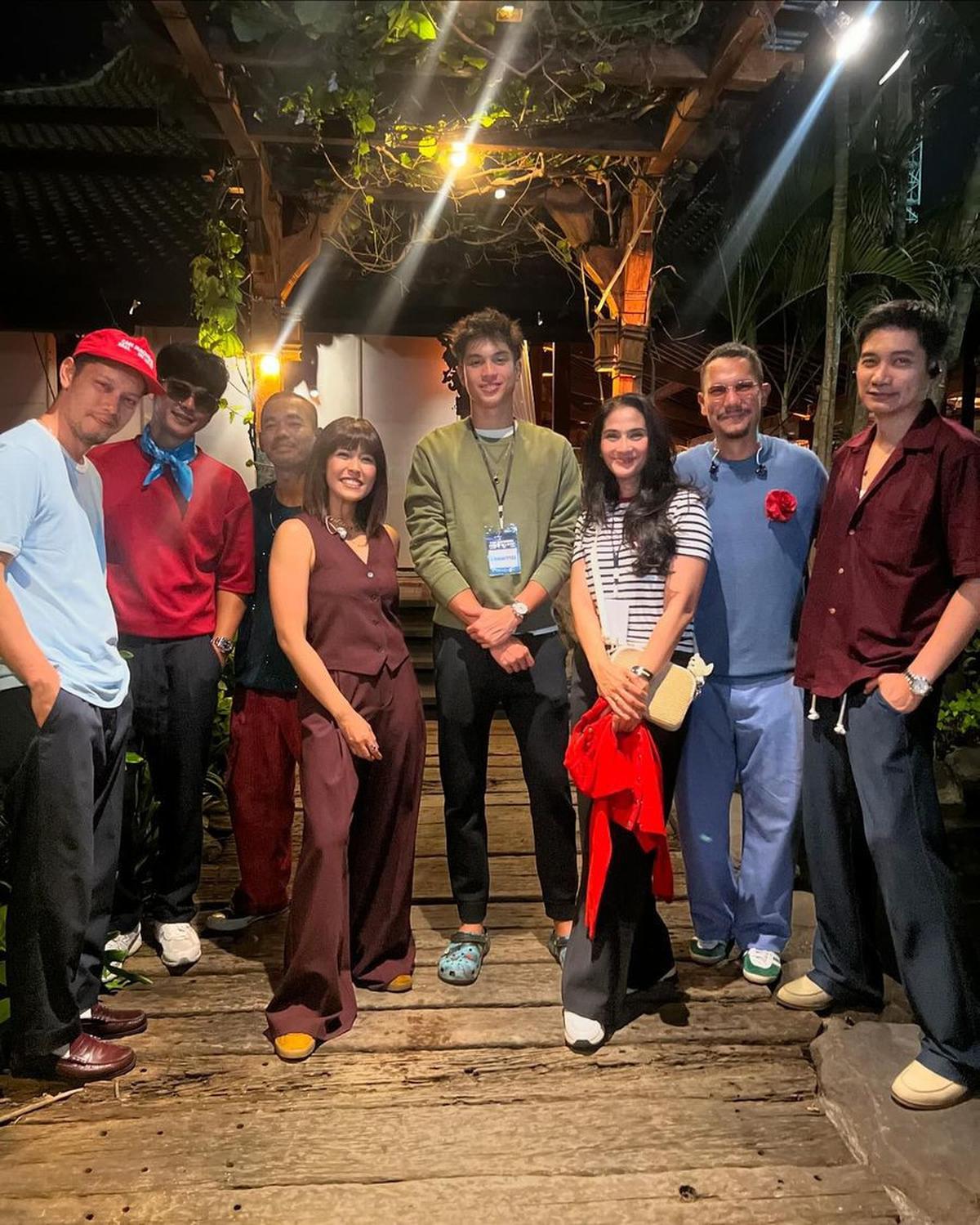 7 Potret Maudy Koesnaedi Ajak Eddy Meijer Nonton Konser Maliq & D'essentials, Sempat Ngobrol - Foto Bareng Personel