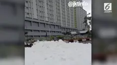 Sebuah video viral di media sosial menunjukkan kondisi Kali Item yang berwarna putih mirip salju di Kemayoran, Jakarta.