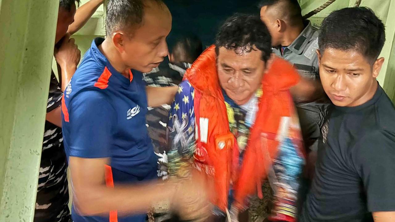 FOTO: Momen Dramatis KRI Banjarmasin Selamatkan ABK di Tengah Cuaca Buruk