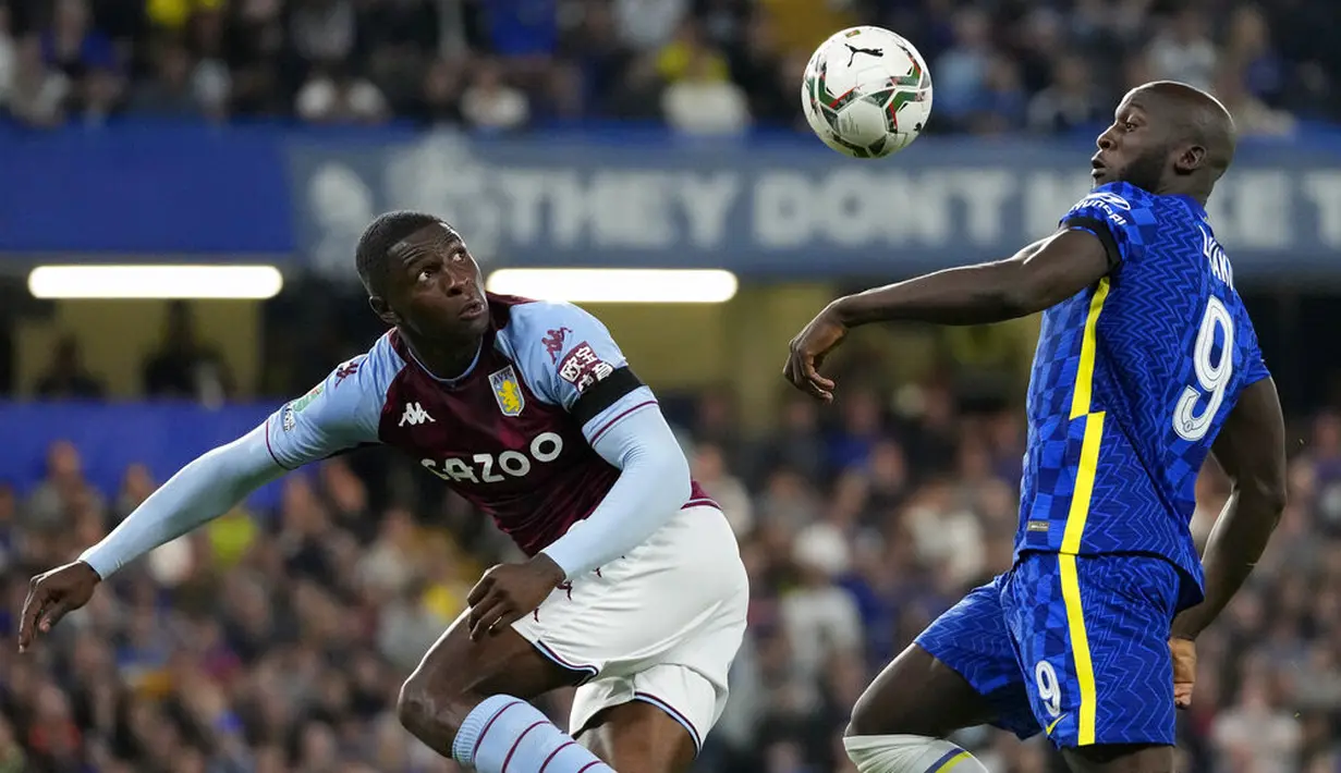Penyerang Chelsea, Romelu Lukaku bersaing dengan bek Aston Villa Kortney Hause pada babak ketiga Piala Liga Inggris atau Carabao Cup 2021/2022 di Stadion Stamford Bridge, Kamis (23/9/2021) dini hari WIB. Chelsea menang adu penalti 3-2 setelah bermain imbang 1-1. (AP Photo/Frank Augstein)