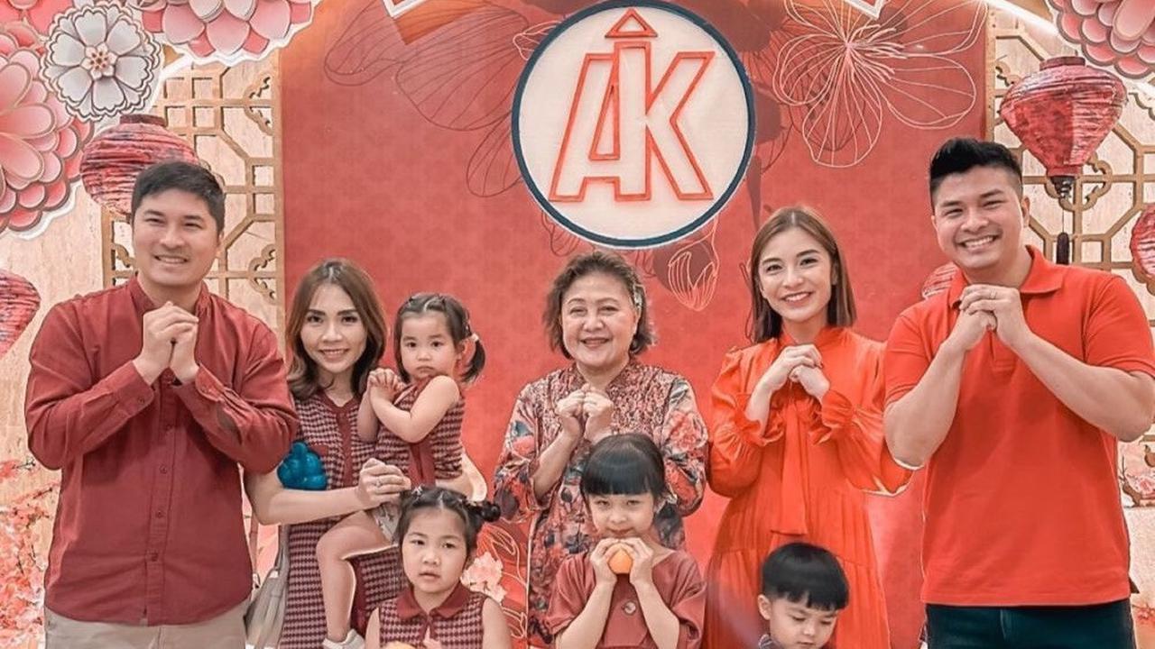 Keluarga besar Glenn Alienskie dan Chelsea Olivia juga turut meramaikan perayaan Imlek tahun ini. Keempatnya dengan kompak mengenakan baju berwarna merah saat berkumpul keluarga membagi angpao.