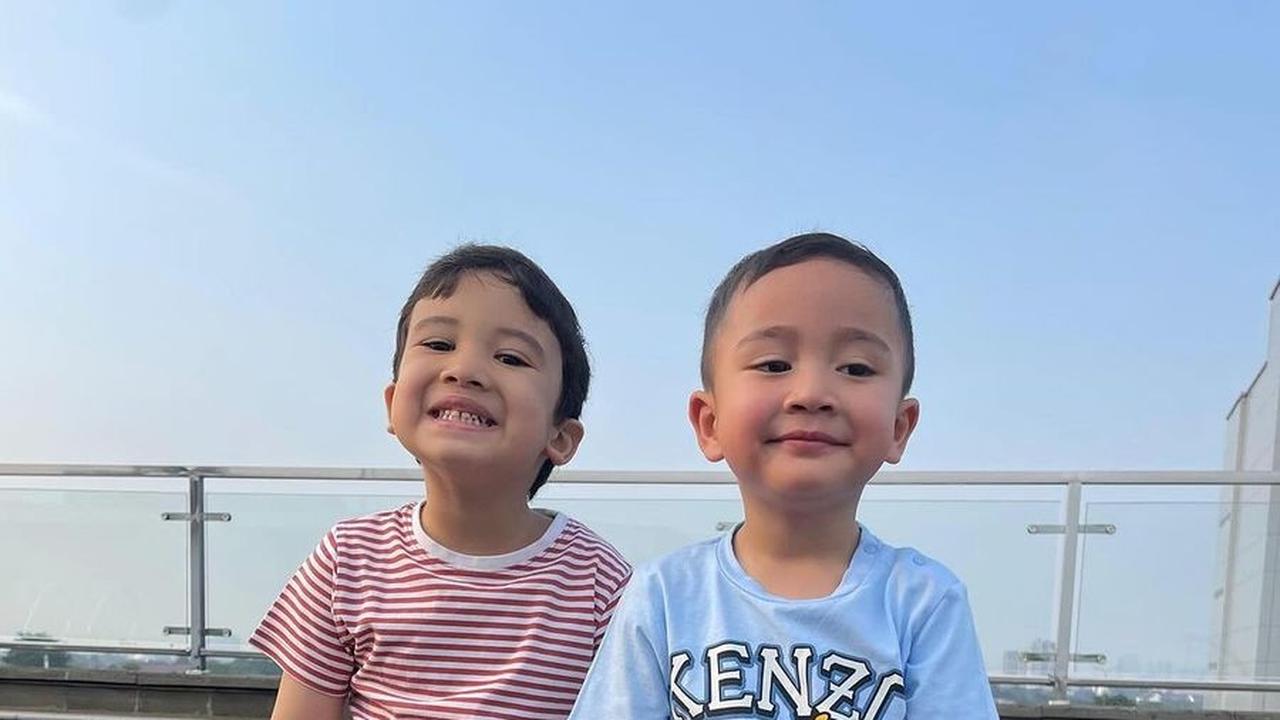 Wajah keduanya bikin gemas, Rayyanza selalu tampil lucu dengan pose naturalnya, sementara senyum meringis Ukkasya juga tak kalah imut.<br>
