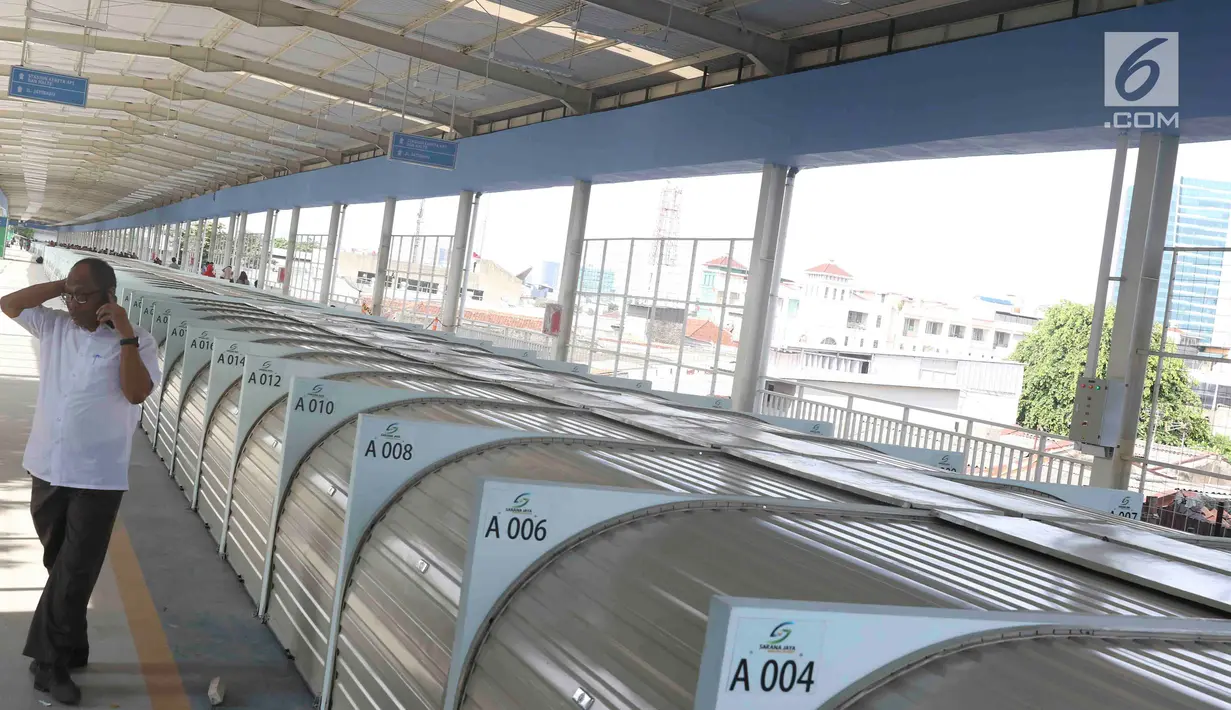 Pejalan kaki melintasi jembatan penyeberangan multiguna (JPM) atau Skybridge Tanah Abang, Jakarta, Jumat (7/12). Pintu penghubung antara skybridge dengan Stasiun Tanah Abang masih dalam proses pengerjaan. (Liputan6.com/Immanuel Antonius)