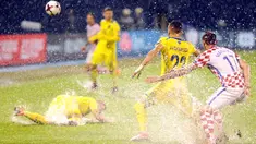 Para pemain Kroasia dan Kosovo berebut bola saat lapangan penuh genangan air pada laga Grup I kualifikasi Piala Dunia 2018 di Stadion Maksimir, Zagreb, (2/9/2017). (AFP/ STR)