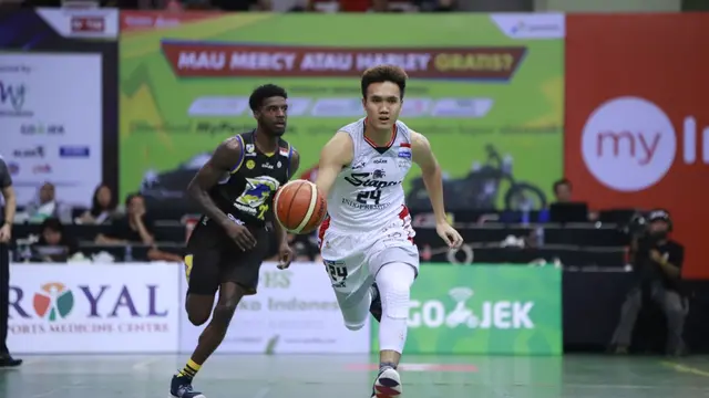 Pemain Stapac Agassi Goentara saat melawan Prawira pada ajang IBL