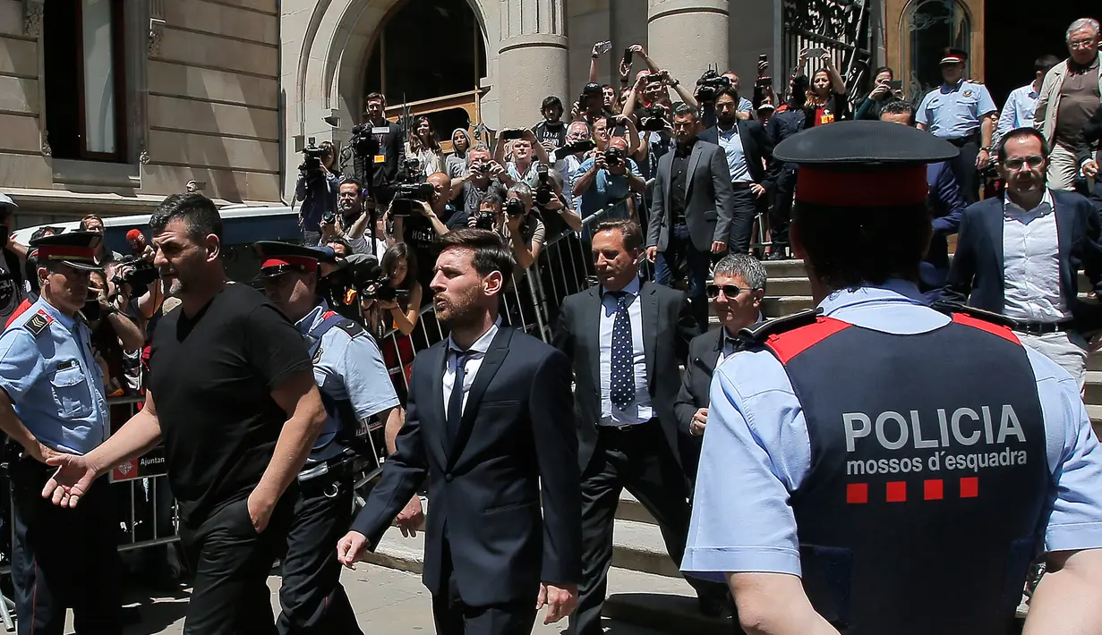 Lionel Messi saat meninggalkan pengadilan di Barcelona, Spanyol (2/6/2016). Mahkamah Agung Spanyol menjatuhkan hukuman penjara 21 bulan terhadap Messi, dan denda 2,09 juta euro dalam kasus penggelapan pajak. (AP Photo / Emilio Morenatti)