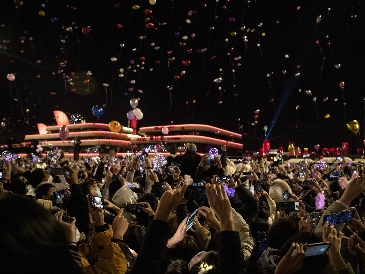 Potret Ribuan Warga Wuhan Asyik Pesta Tahun Baru 2021 Di Tengah Pandemi  Covid-19 - Global Liputan6.Com