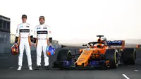 Stoffel Vandoorne dan Fernando Alonso berpose di sebelah mobil anyar McLaren berkelir oranye