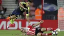 Alexis Sanchez (kiri) saat melawan Southampton pada lanjutan Premier League 2016-2017 di St Mary's stadium, Southampton,(10/5/2017). (AP/Alastair Grant)