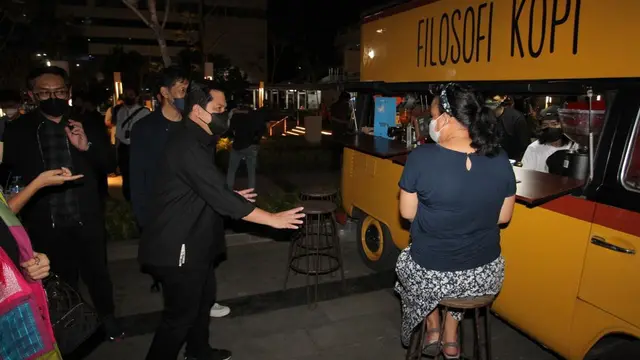 Momen Menteri BUMN Erick Thohir jalan-jalan di kawasan Sarinah