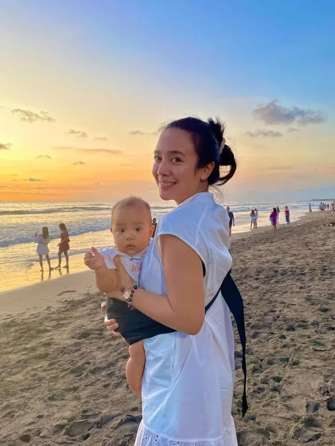Dea Ananda sering kali liburan ke pantai, berikut potret bareng buah hati