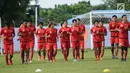 Pemain Persija berlari melakukan pemanasan jelang latihan di Lapangan Sutasoma, Halim Perdanakusuma, Jakarta, Jumat (29/12). Latihan ini persiapan jelang laga musim kompetisi 2018. (Liputan6.com/Helmi Fithriansyah)